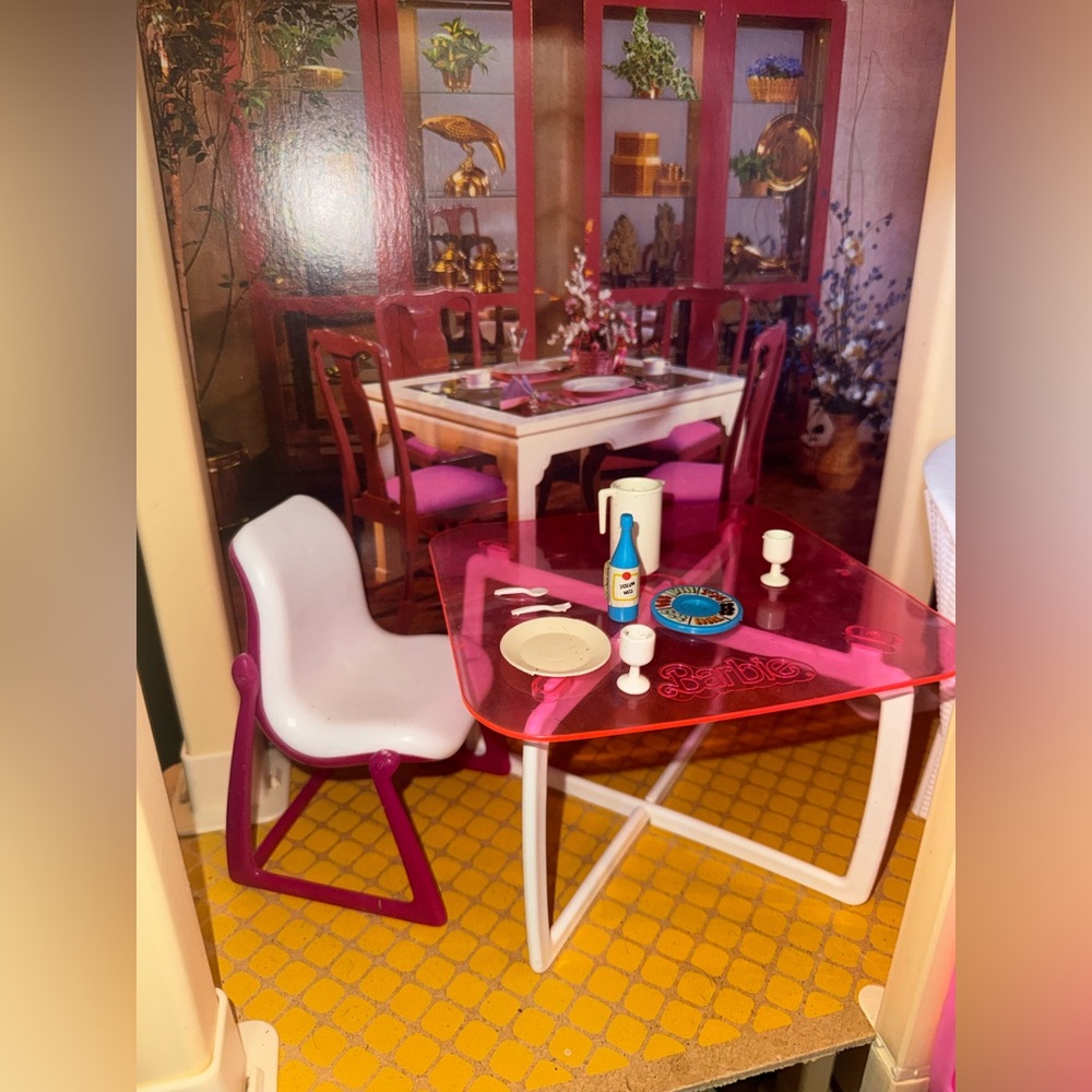 Mattel 1982 Pink Elevator Barbie Townhouse with Furniture & Accessories - Picture 9 of 16